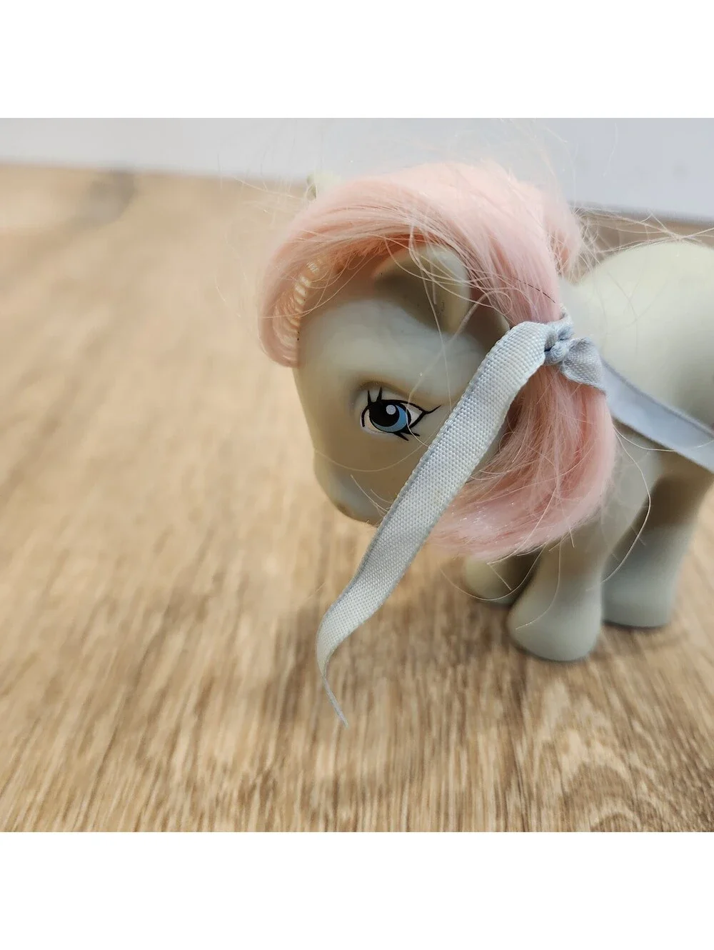 Hasbro 2007 My Little Pony Snuzzle Gray Horse Pink Hearts Blue Bow Ribbon